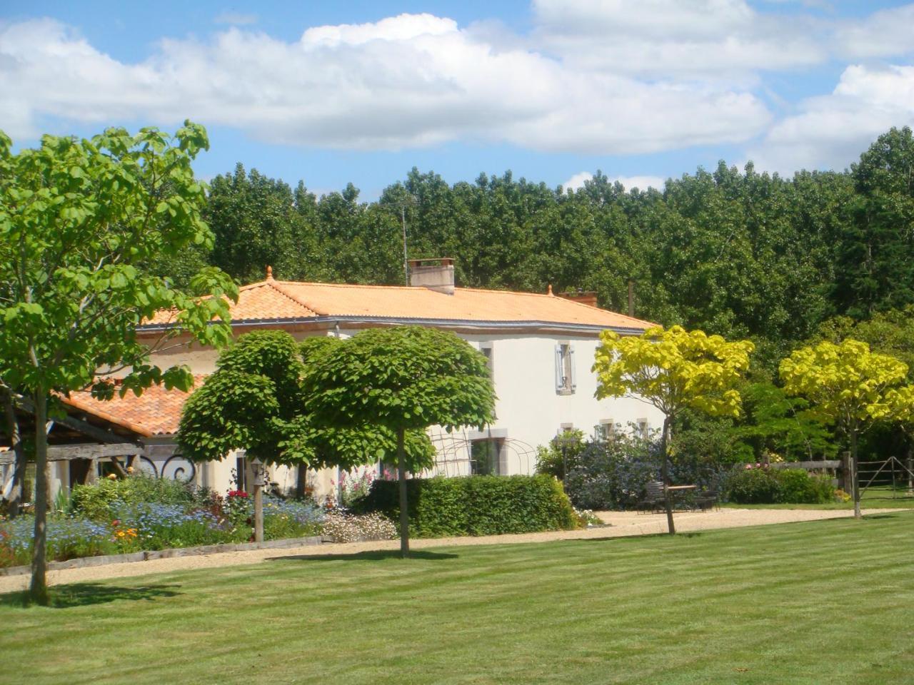 Chambres D'Hotes Au Gite De La Pommeraie Landeronde Exterior photo